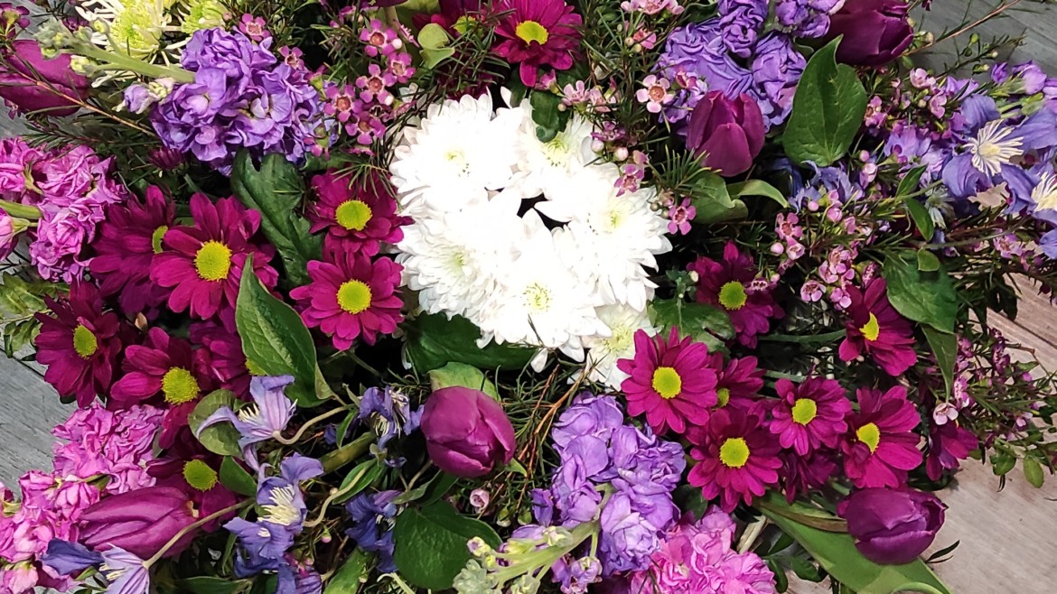 Bouquet de fleurs de saison rose et parme